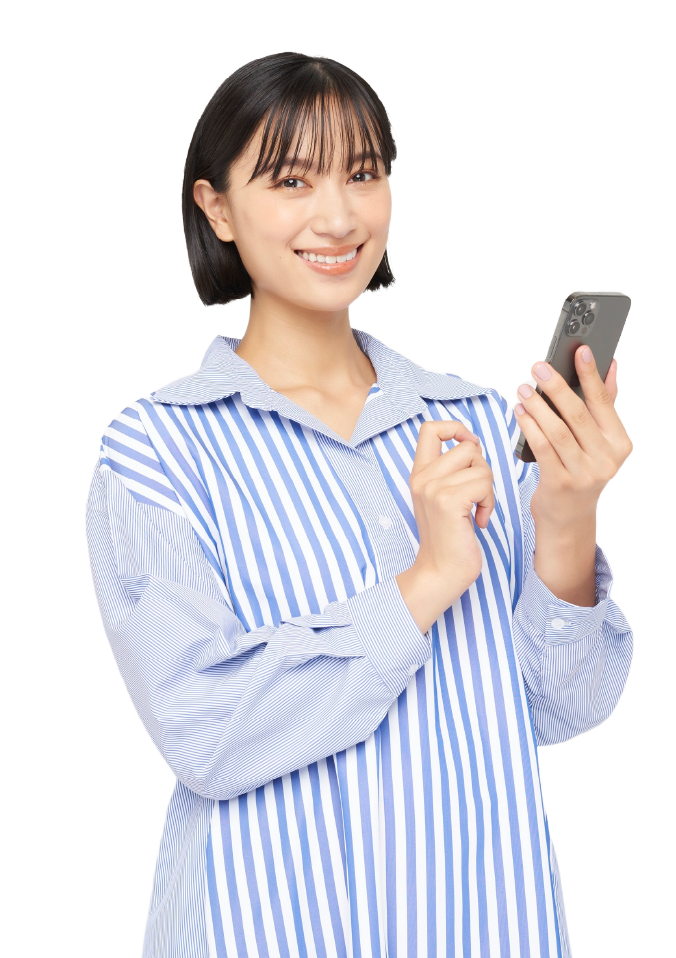 スマートフォンを操作する笑顔の女性